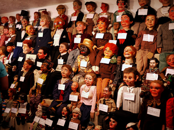 Dummies at the Vent Haven Museum. Image by 5chw4r7z [CC BY-SA 2.0], via Flickr.