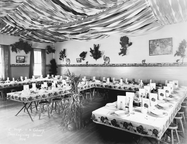 A military mess hall decorated for Thanksgiving.
