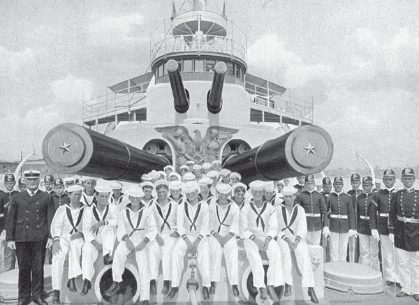 This 1905 postcard shows the crew of the Kentucky with the ship’s main guns.